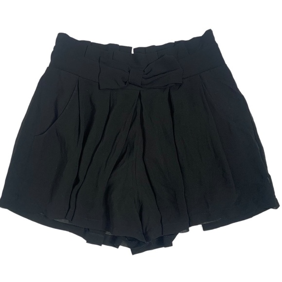 Lipsy London Black Bow Front Pleated Shorts - Picture 1 of 14